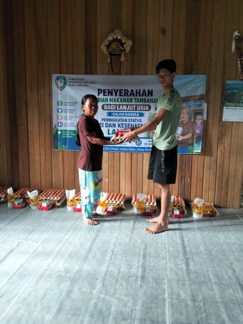 Pembagian makanan tambahan untuk lansia